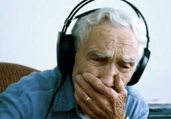 Любовта на 96-годишен старец разчувства света