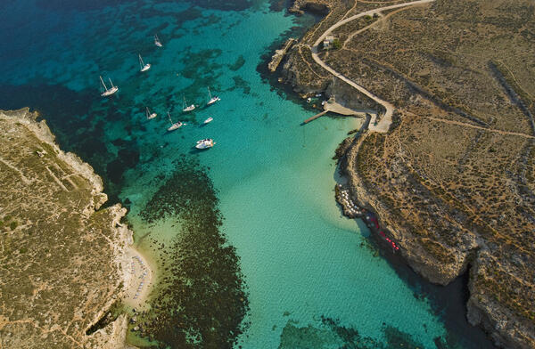 Пътешествие до слънчевата Малта с десетки плажове