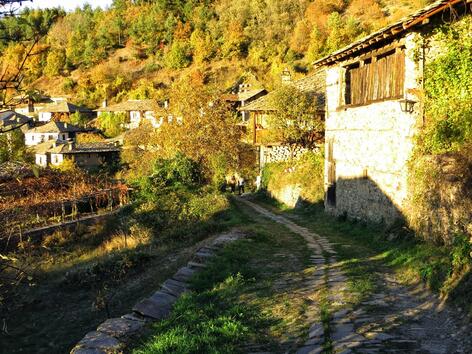 Есенна разходка в приказното село Лещен