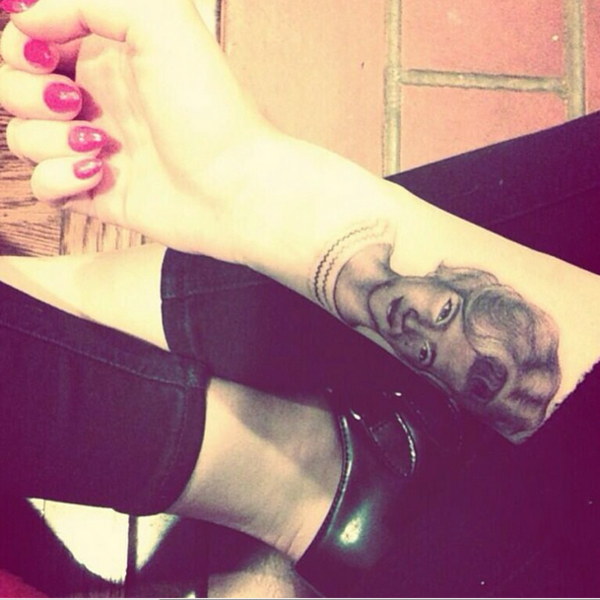 Майли Сайръс си татуира баба си