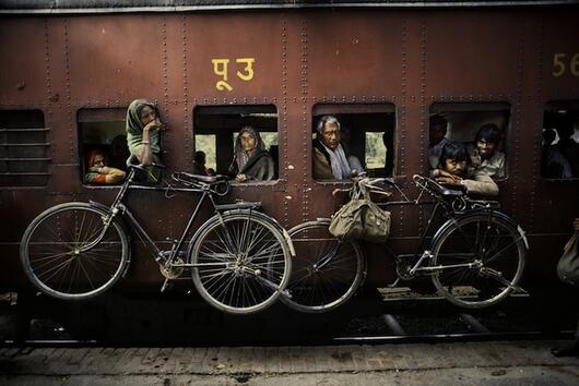 <p>Велосипеди, закачени за влак в Западен Бенгал, Индия</p>