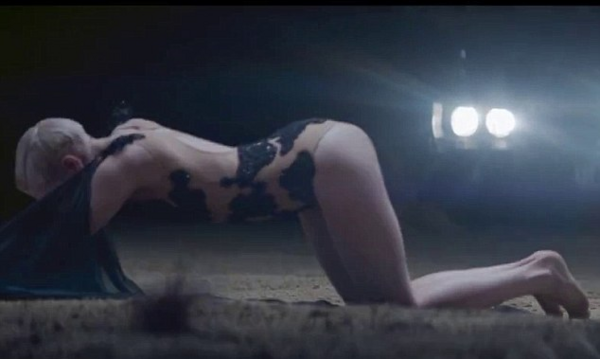 Джеси Джей танцува гола в ново видео