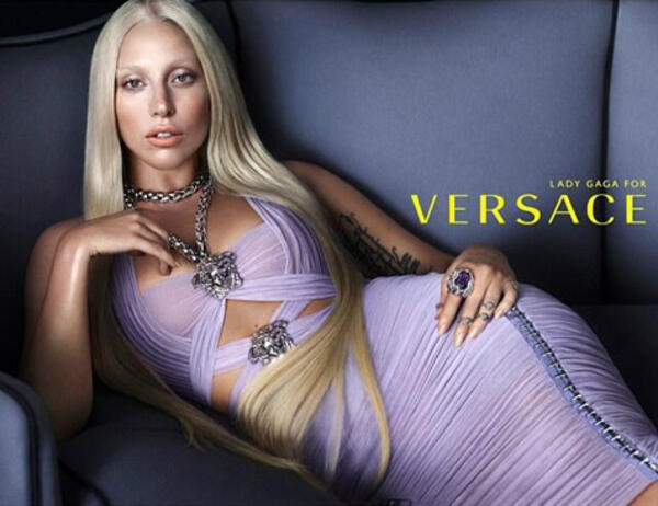 Лейди Гага стилно разсъблечена за Versace