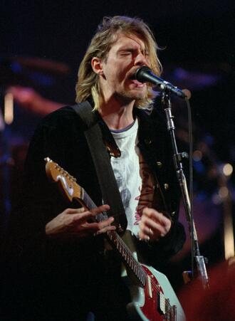 Първата разбита китара на Кърт Кобейн и още 200 предмета от Nirvana
