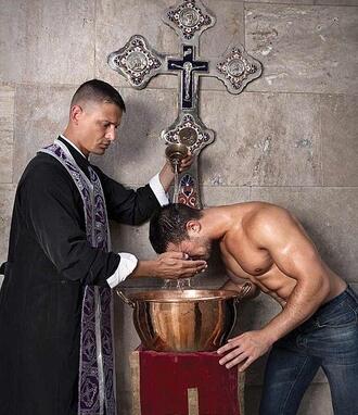 Календар с хомосексуални свещеници скандализира християните