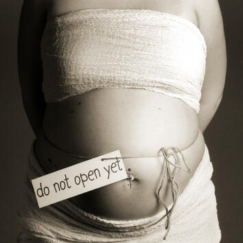 Бременна и съпругът й решават „Аборт или бебе?“ чрез анкета в интернет