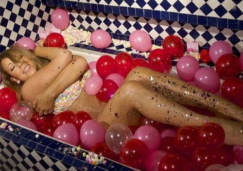 Марая Кери: Сама и гола във ваната на Свети Валентин