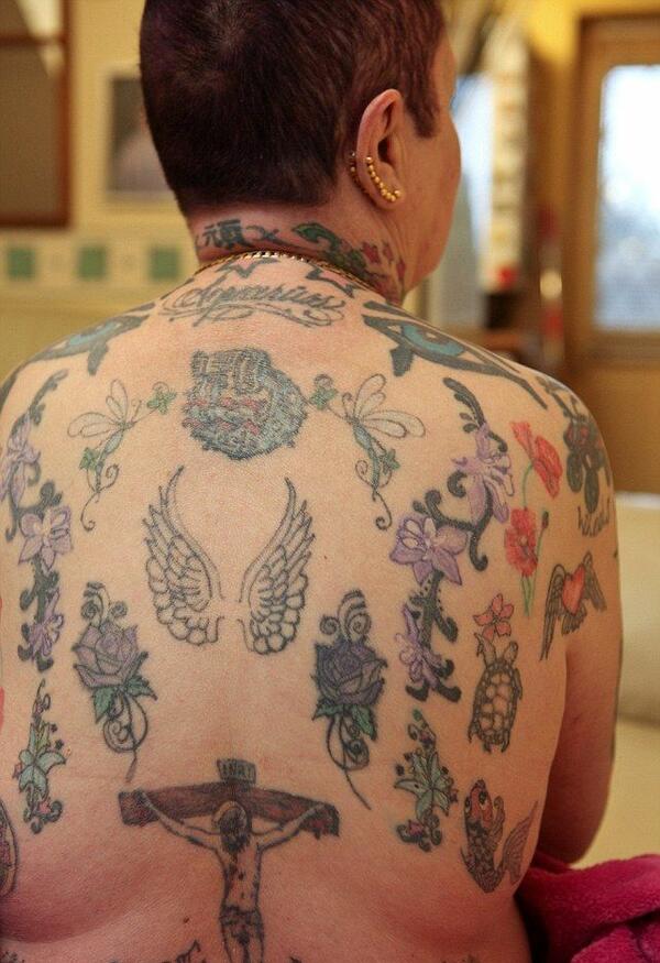 Историята на една 64-годишна жена, разказана от 268 татуировки