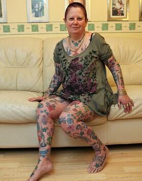 Историята на една 64-годишна жена, разказана от 268 татуировки