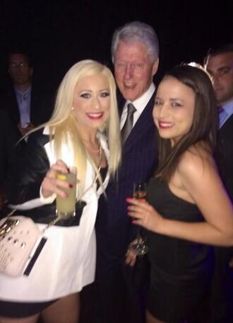 Бил Клинтън в компанията на две проститутки
