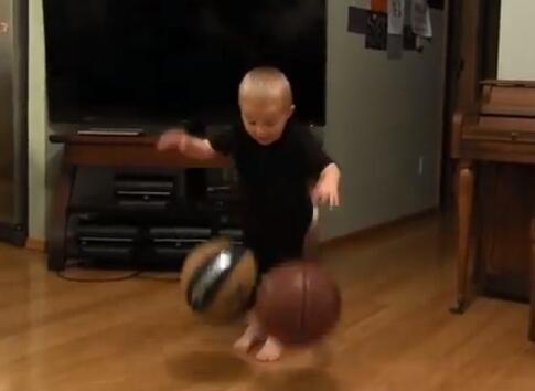 Видео: Това хлапе всеки път вкарва кош!