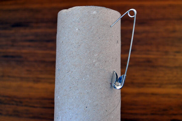 Направете си закачалка за обици от ролка с кухненска хартия