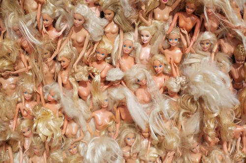 Странно изкуство: Страховита стена от над 3000 кукли