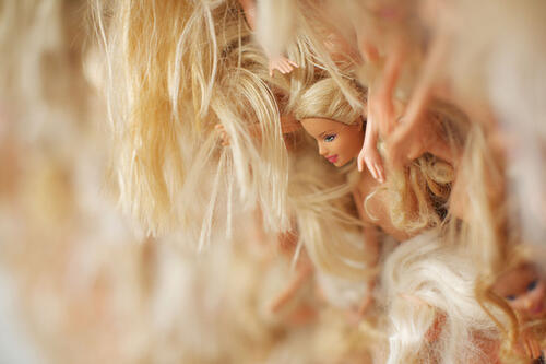 Странно изкуство: Страховита стена от над 3000 кукли