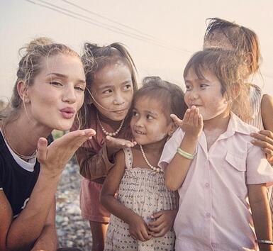 Роузи в подкрепа на камбоджанските деца