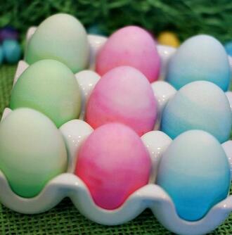 <p>Боядисайте яйцата си в стил омбре</p>