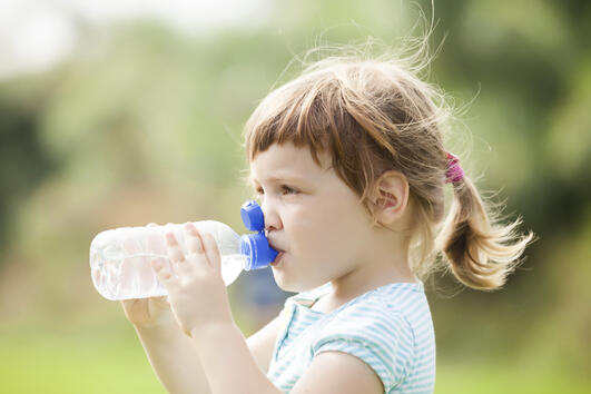 Как да накарате детето си да пие повече вода