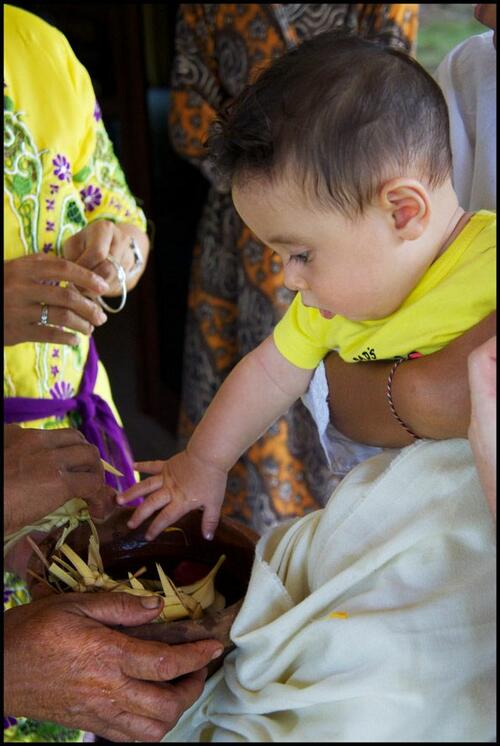 Традиции при посрещането на новородено по света