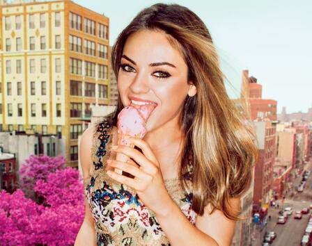 <p>Мила Кунис също обича да си хапва сладолед!</p>
