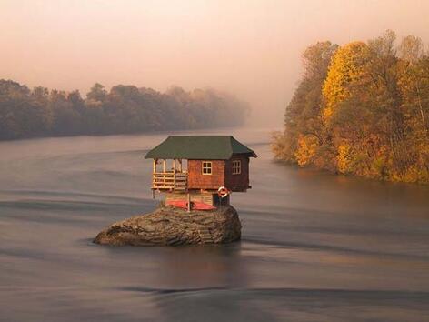 <p>Вълшебната къщурка в река Дрина, Сърбия.</p>