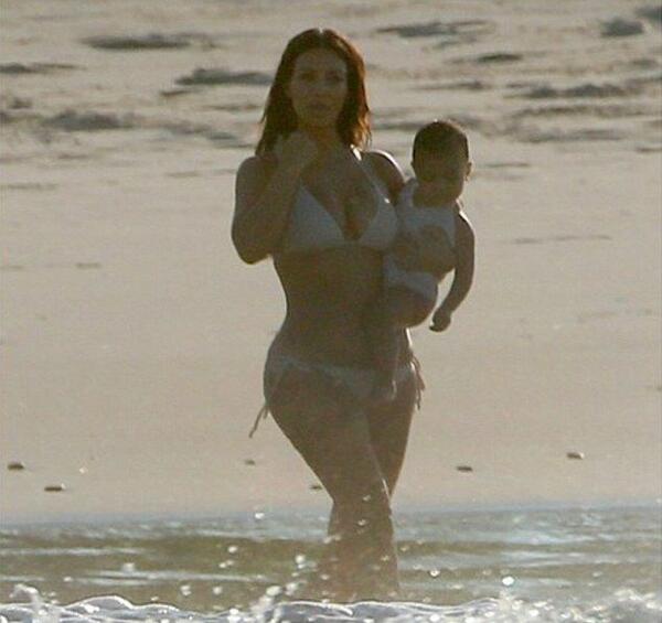 С дете и в перфектна форма: Ким Кардашиян на плажа
