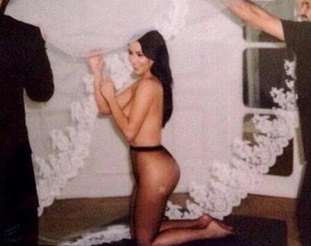 Ким Кардашиян провокира с голи снимки 