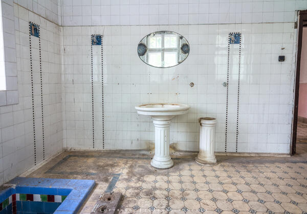 Забравената красота на старите минерални бани в София