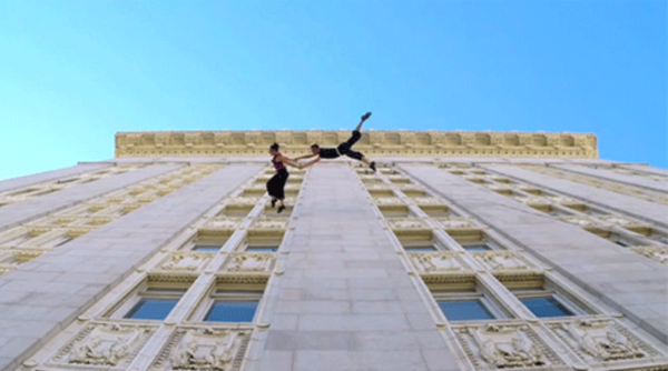 Видео: Невероятен танц върху стената на огромна сграда