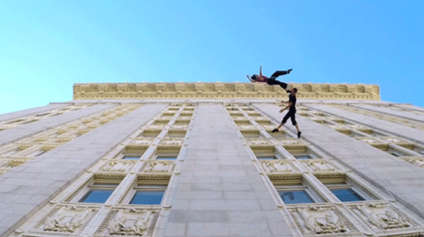 Видео: Невероятен танц върху стената на огромна сграда