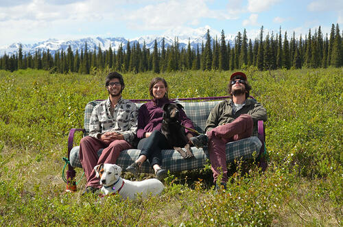 Трима души и две кучета на пътешествие (без да става дума за дивана)
