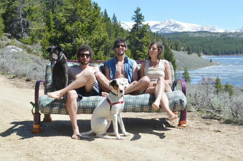 Трима души и две кучета на пътешествие (без да става дума за дивана)