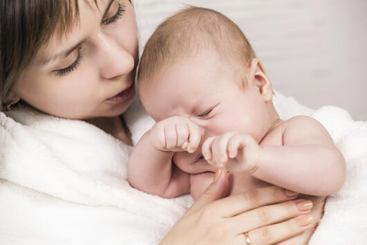 Как да разберем защо бебето плаче?
