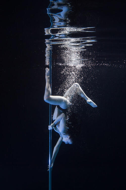 Подводни танци: Прелестни грации на пилон