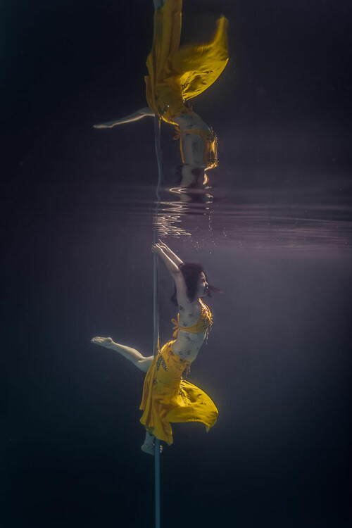 Подводни танци: Прелестни грации на пилон