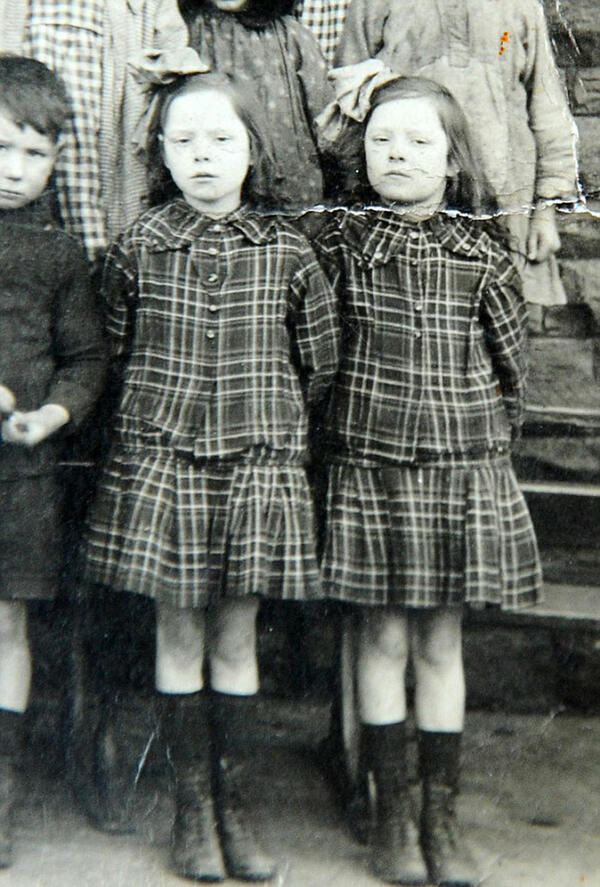 Най-възрастната двойка близнаци: Сестри на 103 години!