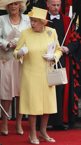 Кралица Елизабет II се спря на модерното жълто