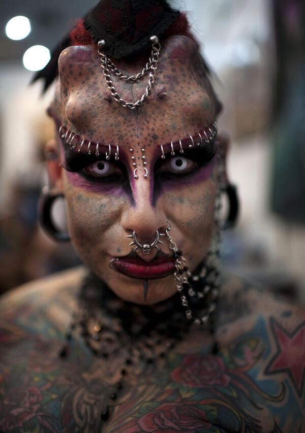 Жената с най-много татуировки и телесни модификации в света