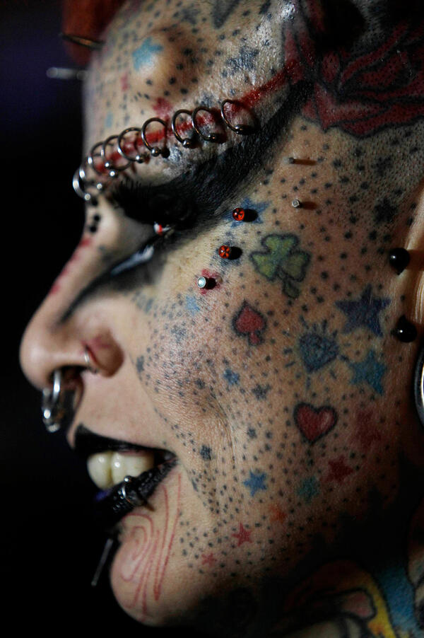 Жената с най-много татуировки и телесни модификации в света