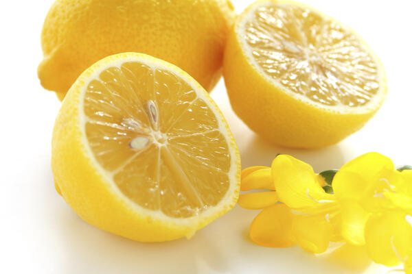 8 здравословни ползи от пиенето на топла вода с лимон 
