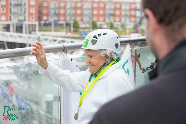 101-годишната баба, която не познава страха от височина
