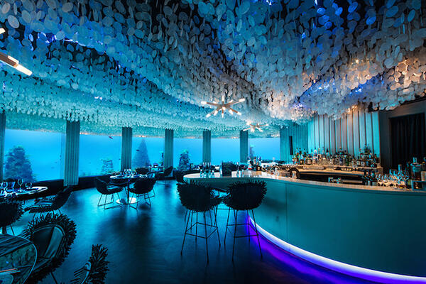 Подводен ресторант предлага вечеря на океанското дъно