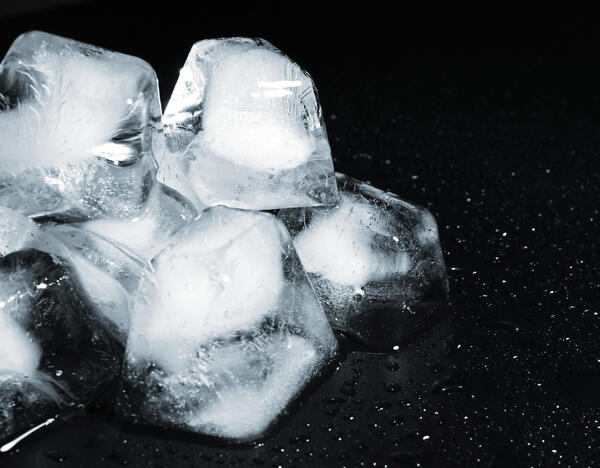 Интересната употреба на леда като разкрасителен продукт
