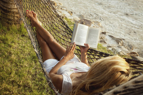 С реверанс към лятото: Какво обичат да четат жените на плажа?
