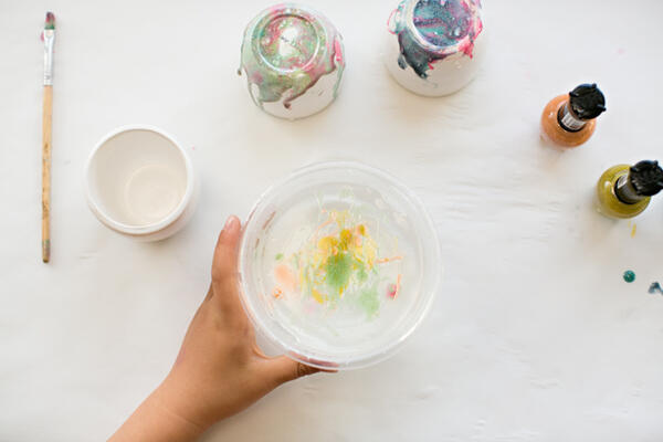 Направете си сами: Чаши с вълшебни “галактически” цветове!

