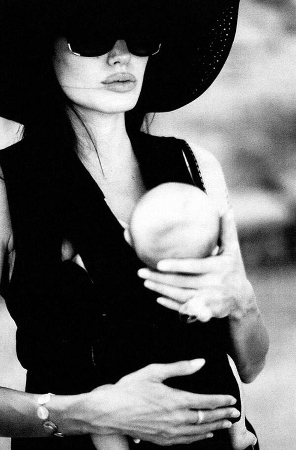 Съкровено лични снимки на Анджелина Джоли и децата ѝ, заснети от самия Брад Пит!
