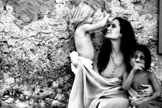 Съкровено лични снимки на Анджелина Джоли и децата ѝ, заснети от самия Брад Пит!
