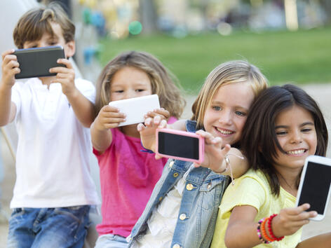 Кога децата трябва да получат собствен мобилен телефон?