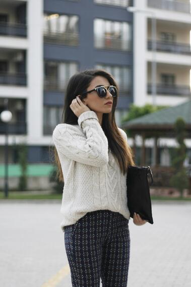Стилните жени: Елегантност с пуловер
