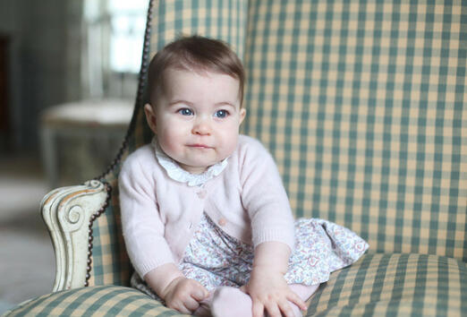 Кейт Мидълтън показа снимки на очарователната 6-месечна принцеса Шарлот
