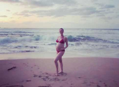 Ан Хатауей разходи бременното си коремче по плажа
